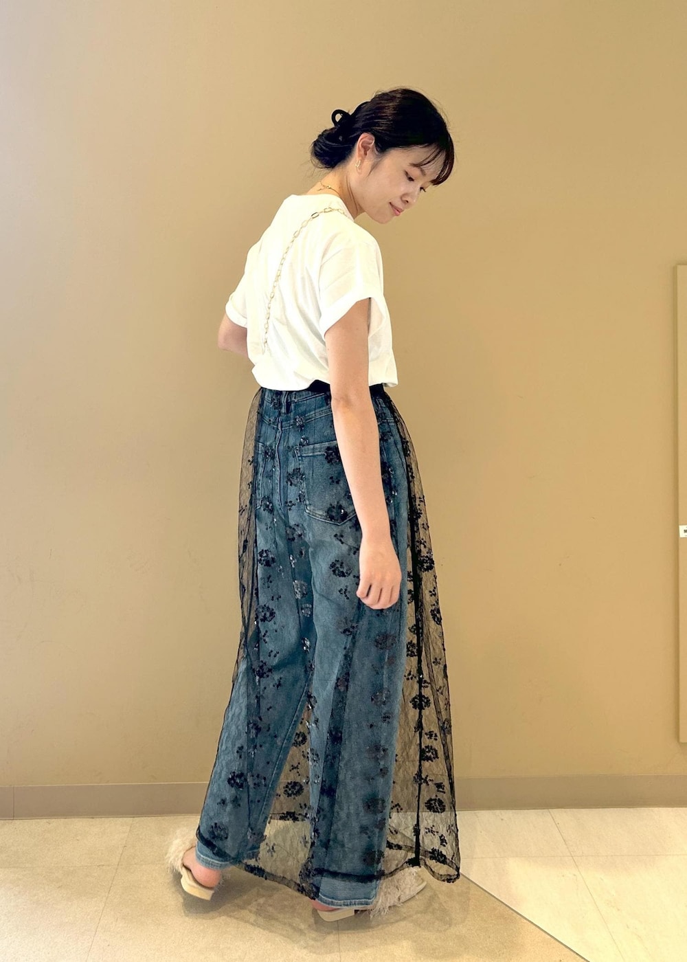 「ショルダー、ポシェット、Tシャツ、ロゴ、半袖、ブルー、デニム、初夏コーデ、夏コーデ、初秋コーデ、デートコーデ、お出かけコーデ、旅行コーデ、フェスコーデ、大人カジュアル」｜「ROPE' PICNICの【ご好評につき追加生産】【ウエスト革命デニム】ウエストシェイプハイライズマムジーンズ（デニムパンツ、ブルー系）」を使った、misaさん（レディース・160cm）の夏コーディネートの3枚目の写真