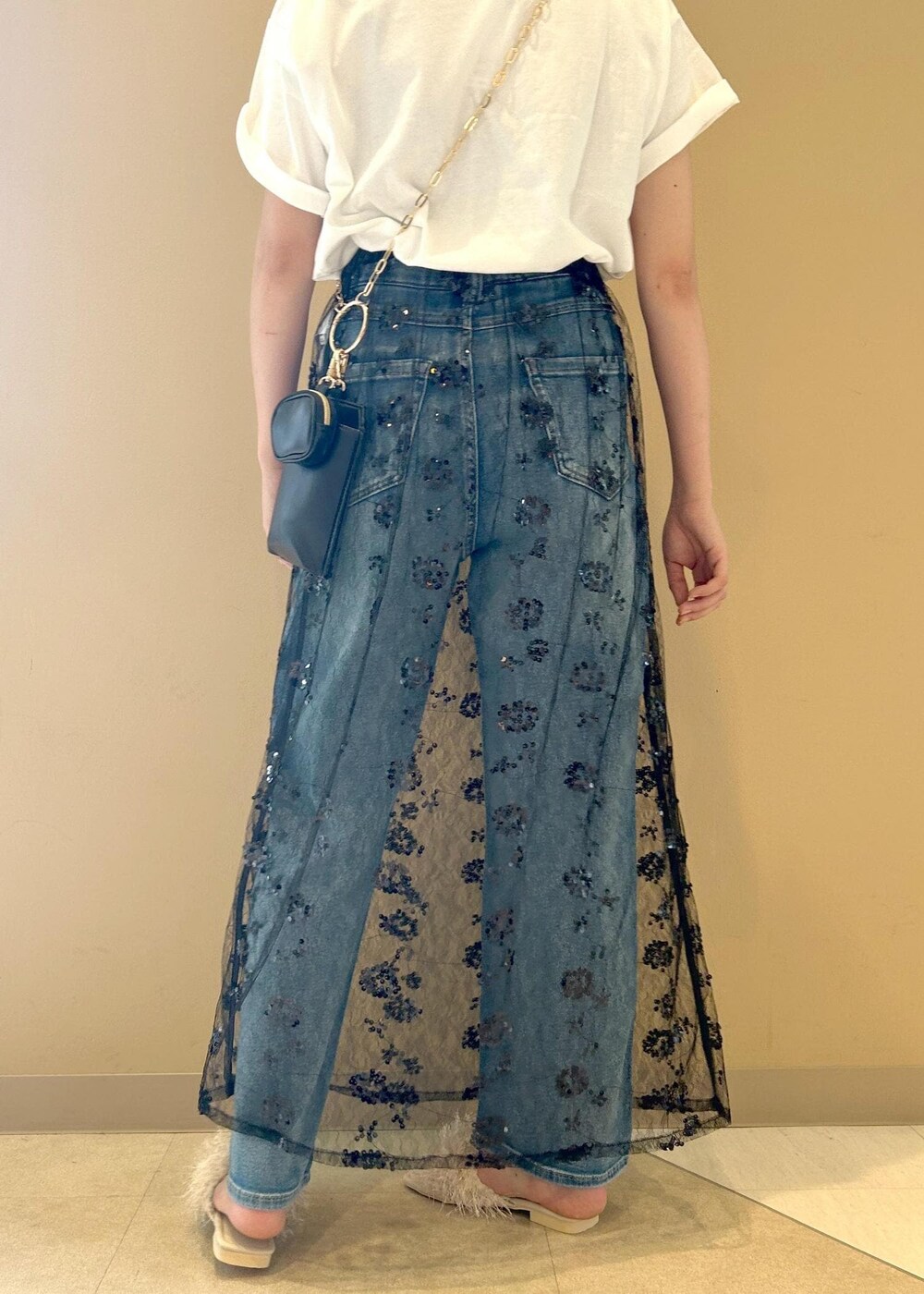 「ショルダー、ポシェット、Tシャツ、ロゴ、半袖、ブルー、デニム、初夏コーデ、夏コーデ、初秋コーデ、デートコーデ、お出かけコーデ、旅行コーデ、フェスコーデ、大人カジュアル」｜「ROPE' PICNICの【ご好評につき追加生産】【ウエスト革命デニム】ウエストシェイプハイライズマムジーンズ（デニムパンツ、ブルー系）」を使った、misaさん（レディース・160cm）の夏コーディネートの5枚目の写真