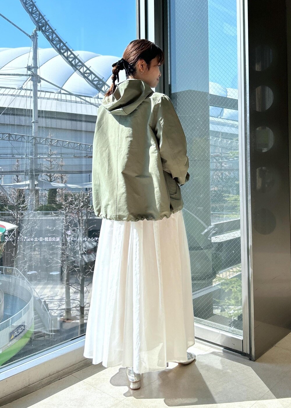 「マウンテンパーカー、撥水、カジュアル、カジュアルコーデ、カジュアルスタイル、休日スタイル、春、春コーデ、スカート、ロングスカート、ボーダー、ホワイト、着丈が選べる、アウトドア、ナチュラル」｜「ROPE' PICNICの綿シルクシアーボリュームタックスカート（スカート、ホワイト系）」を使った、misaさん（レディース・160cm）の春コーディネートの3枚目の写真