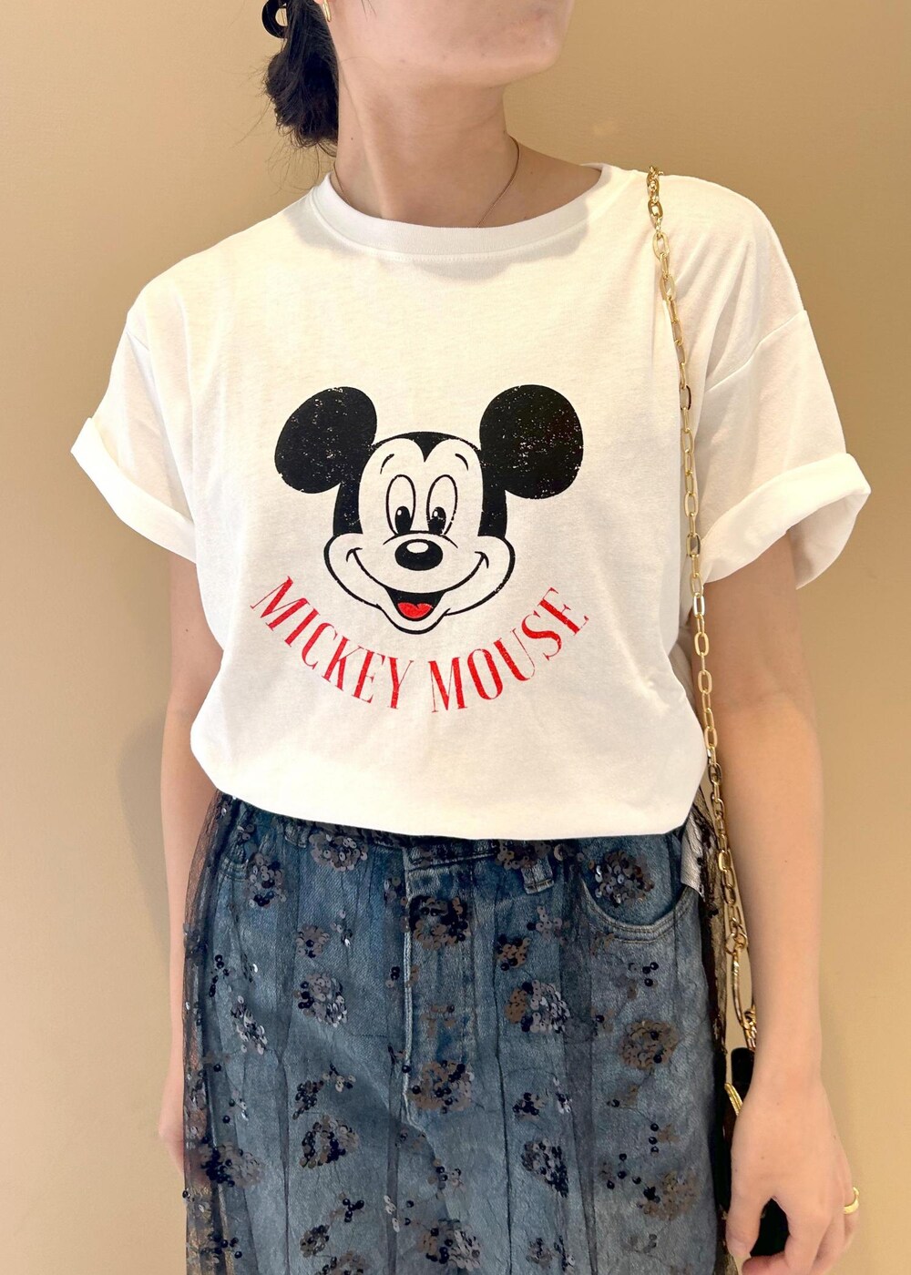 「ショルダー、ポシェット、Tシャツ、ロゴ、半袖、ブルー、デニム、初夏コーデ、夏コーデ、初秋コーデ、デートコーデ、お出かけコーデ、旅行コーデ、フェスコーデ、大人カジュアル」｜「ROPE' PICNICの【ご好評につき追加生産】【ウエスト革命デニム】ウエストシェイプハイライズマムジーンズ（デニムパンツ、ブルー系）」を使った、misaさん（レディース・160cm）の夏コーディネートの6枚目の写真