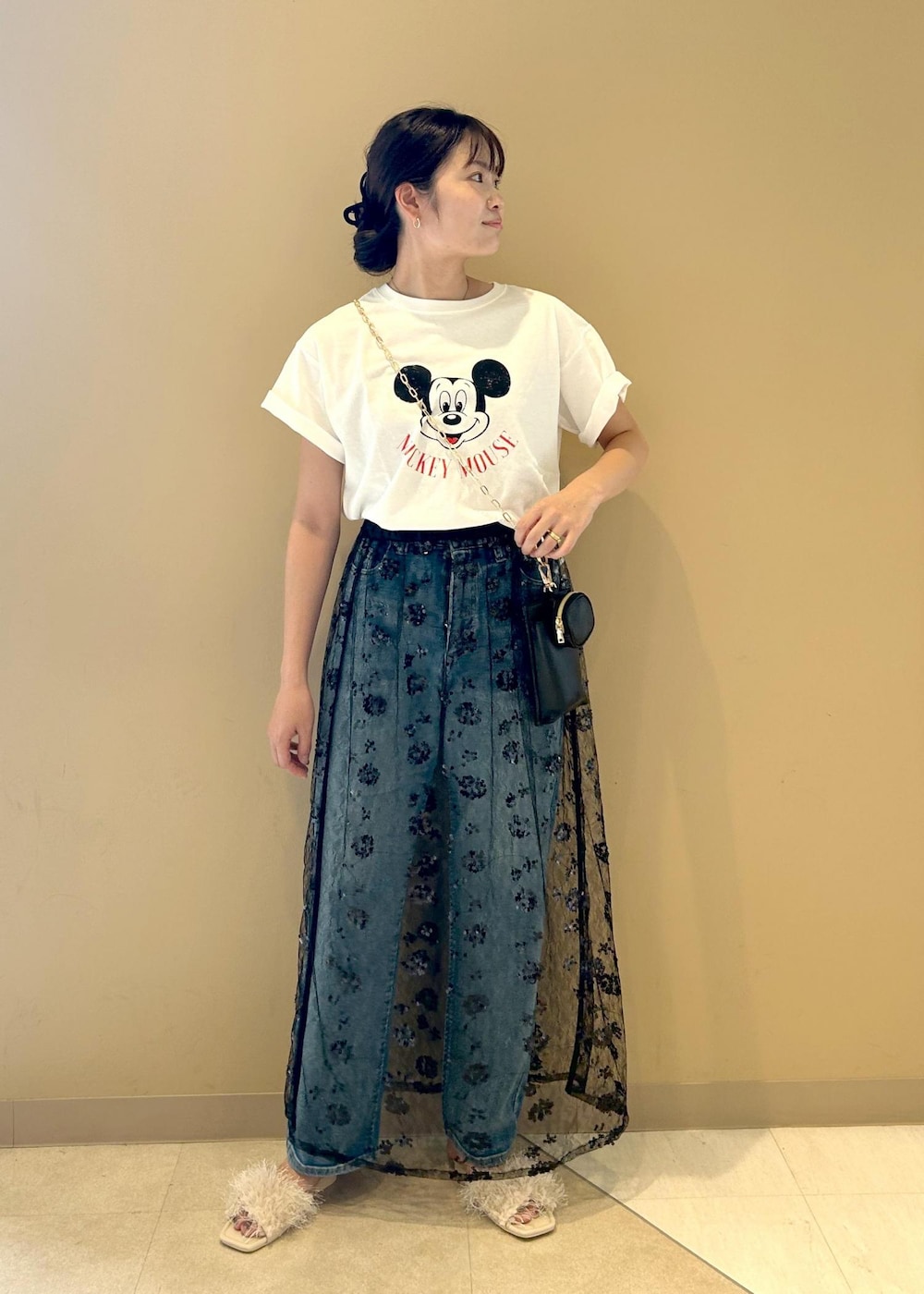 「ショルダー、ポシェット、Tシャツ、ロゴ、半袖、ブルー、デニム、初夏コーデ、夏コーデ、初秋コーデ、デートコーデ、お出かけコーデ、旅行コーデ、フェスコーデ、大人カジュアル」｜「ROPE' PICNICの【ご好評につき追加生産】【ウエスト革命デニム】ウエストシェイプハイライズマムジーンズ（デニムパンツ、ブルー系）」を使った、misaさん（レディース・160cm）の夏コーディネートの2枚目の写真