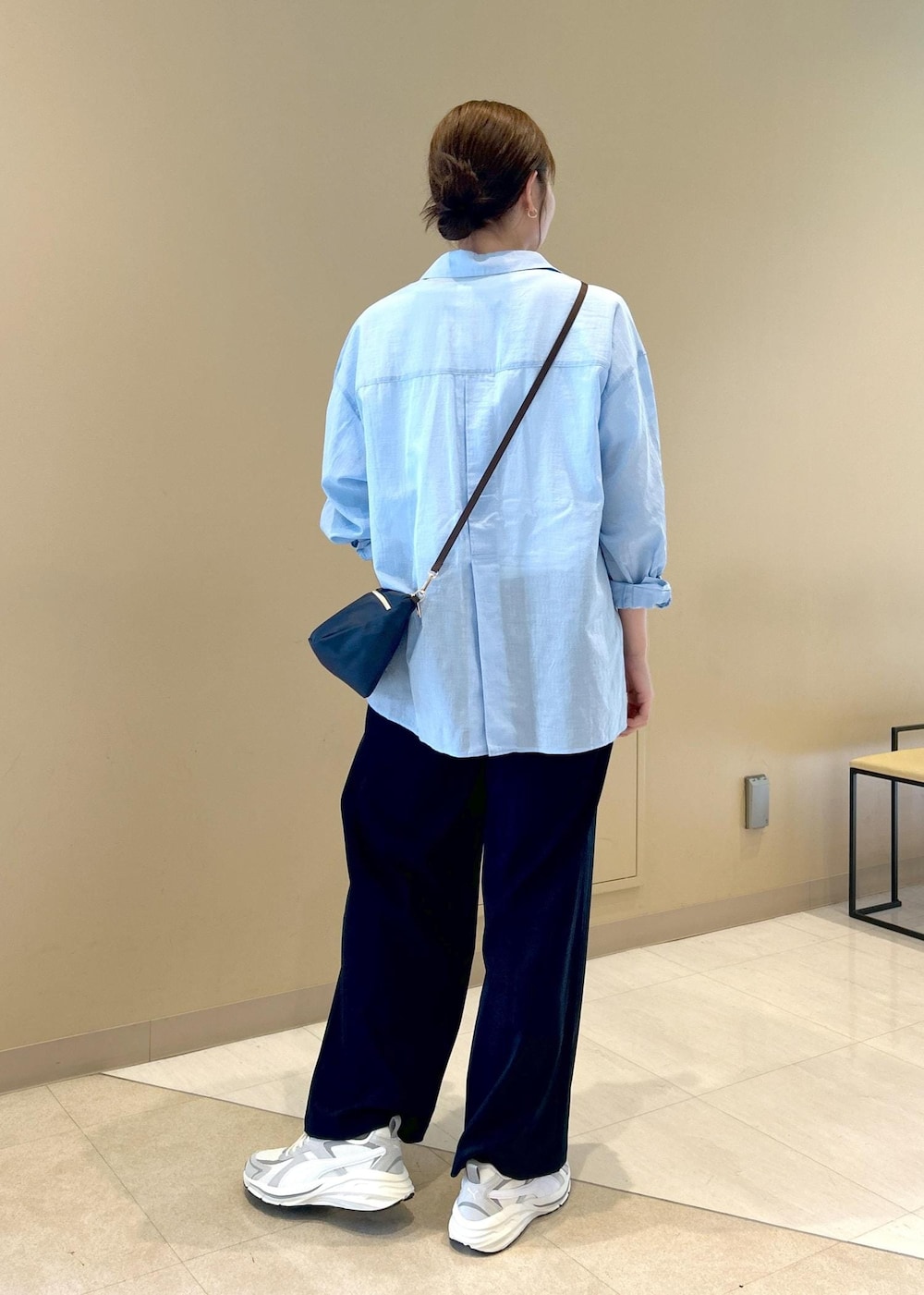 ブルー系のシャツ/ブラウス、ホワイト系のTシャツ/カットソー、ブルー系のチノパンツを着用したレディースの春コーディネートの4枚目の写真