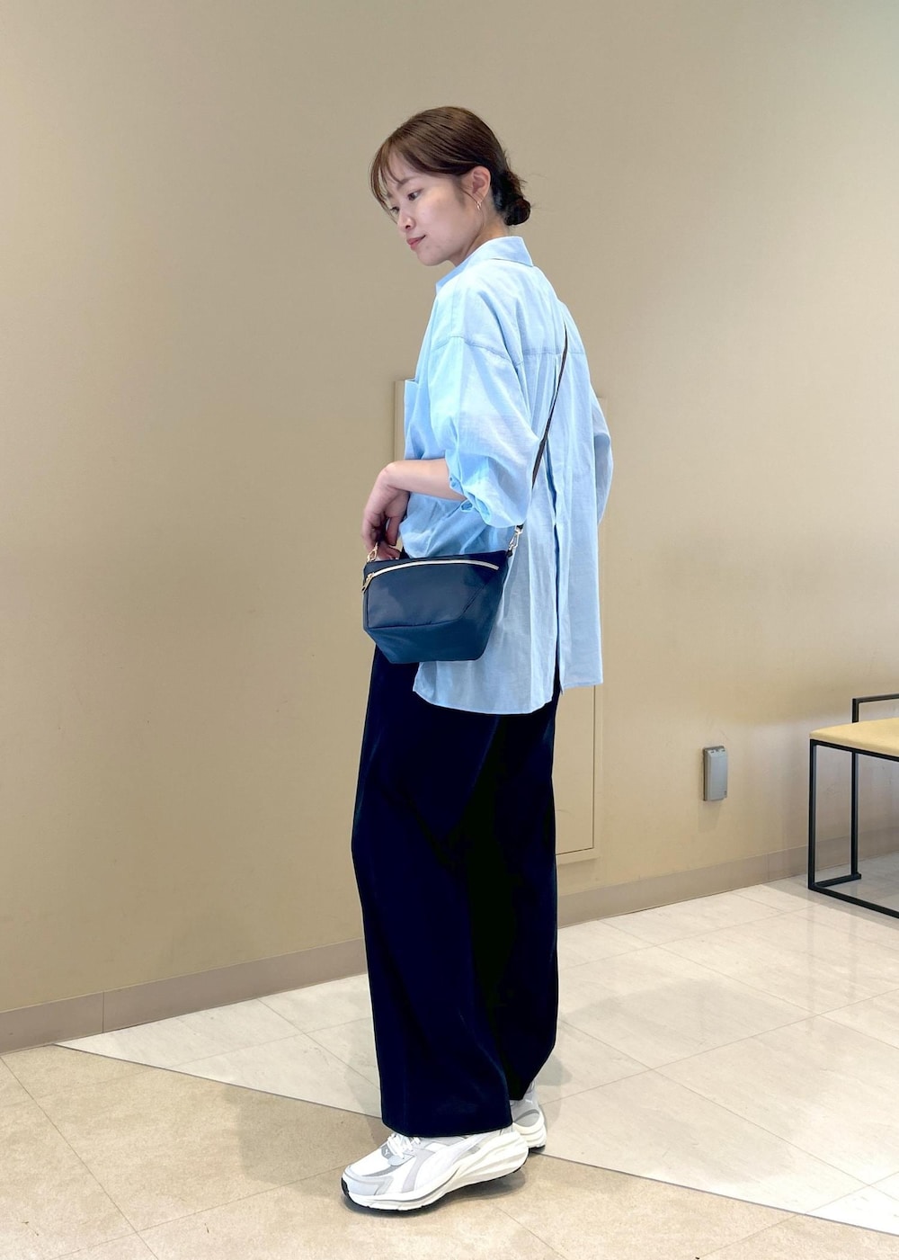 ブルー系のシャツ/ブラウス、ホワイト系のTシャツ/カットソー、ブルー系のチノパンツを着用したレディースの春コーディネートの3枚目の写真