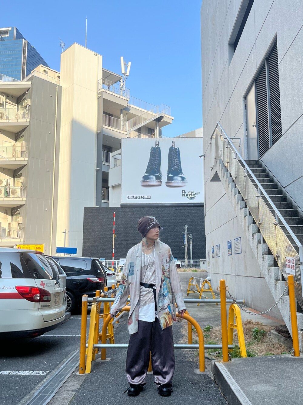 ホワイト系のジャケット/アウター、ホワイト系のTシャツ/カットソー、ピンク系のその他パンツを着用したメンズの春コーディネートの2枚目の写真