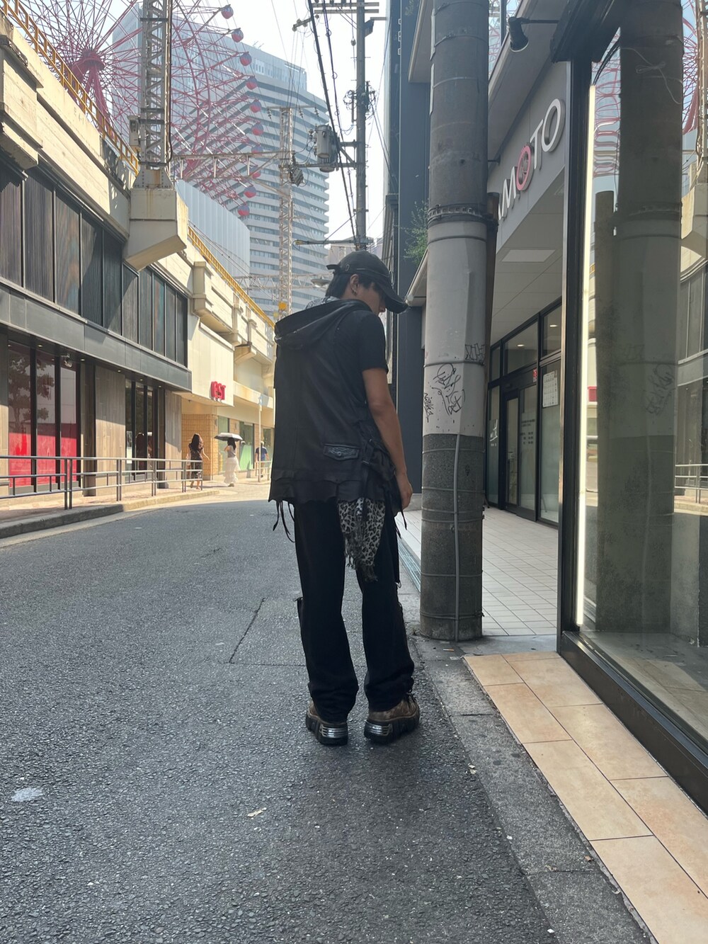 ブラック系のその他トップスを着用したメンズの夏コーディネートの2枚目の写真