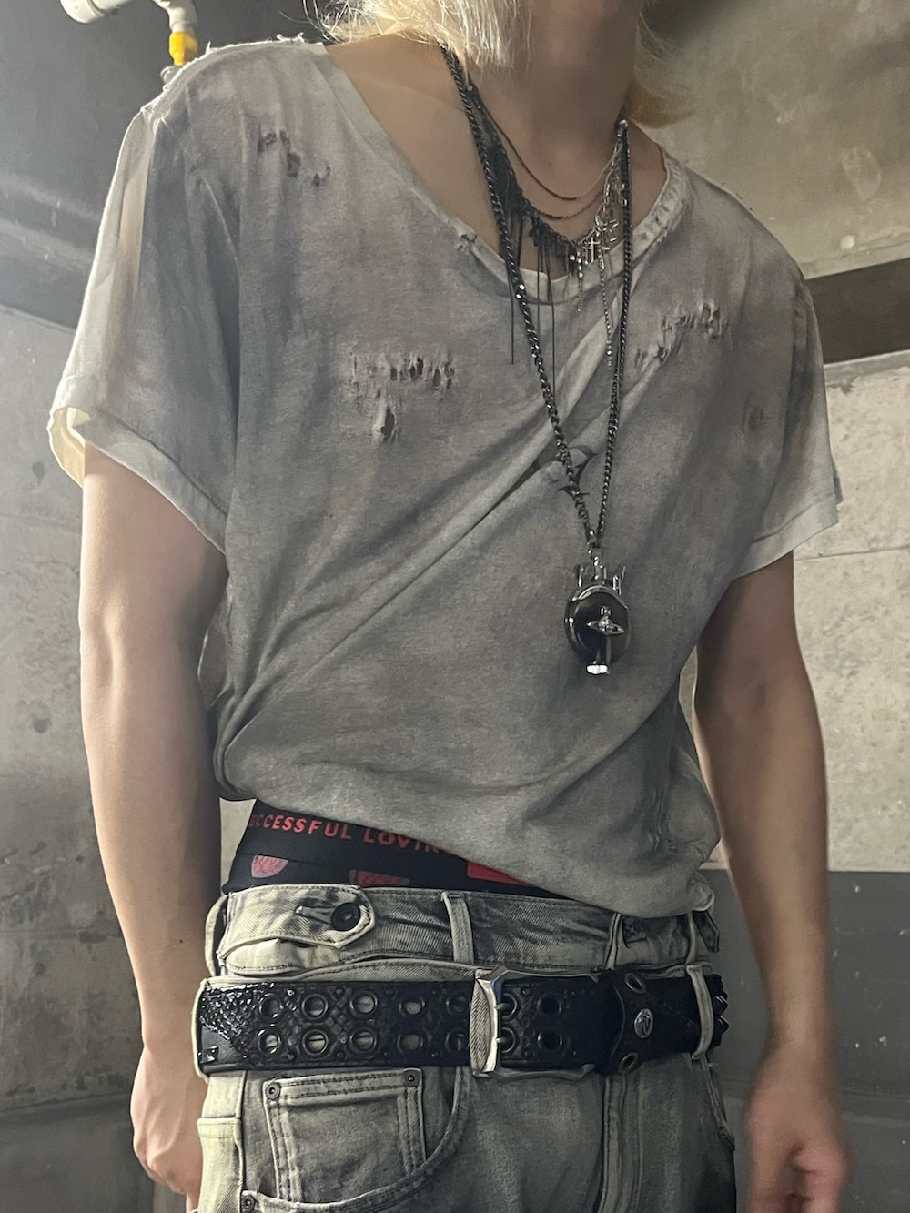 「デニムシャツ、スニーカー、春コーデ、カジュアルコーデ、春ファッション、スニーカーコーデ」｜「LTSのアイテム（Tシャツ/カットソー、グレー系）」を使った、lllbale13さん（骨格ストレート・メンズ・165cm）の春コーディネートの5枚目の写真