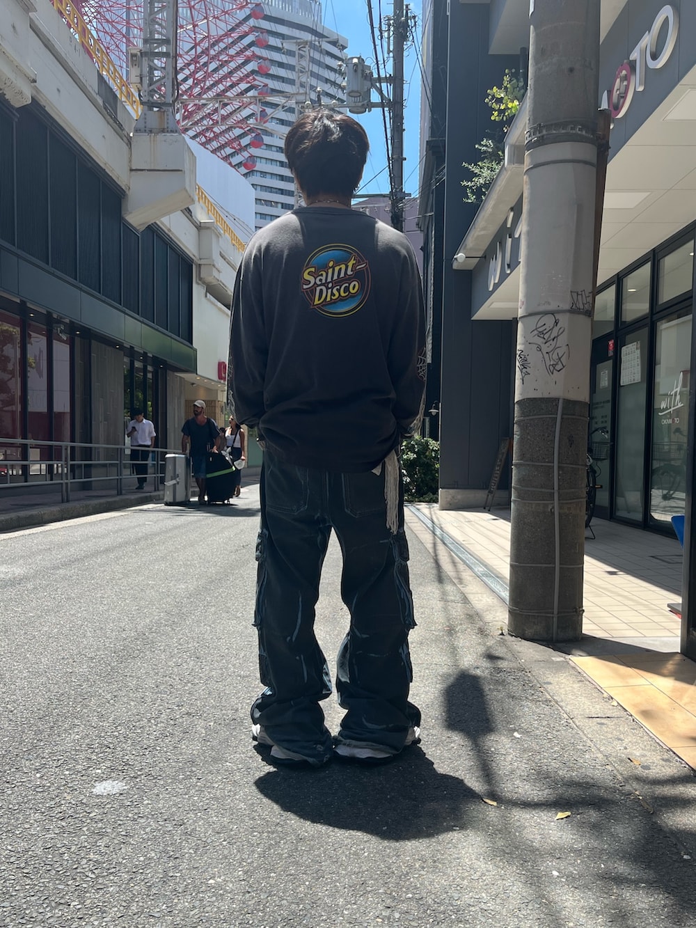 ブラック系のTシャツ/カットソーを着用したメンズの夏コーディネートの2枚目の写真