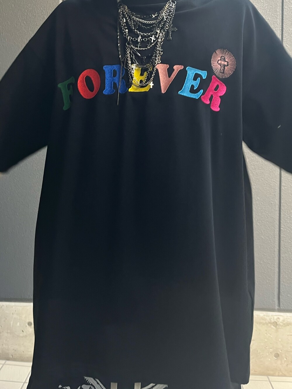 ブラック系のTシャツ/カットソー、ブラック系のその他パンツ、ブラック系のキャップを着用したメンズの夏コーディネートの4枚目の写真