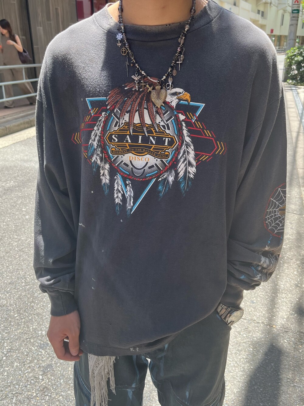 ブラック系のTシャツ/カットソーを着用したメンズの夏コーディネートの5枚目の写真