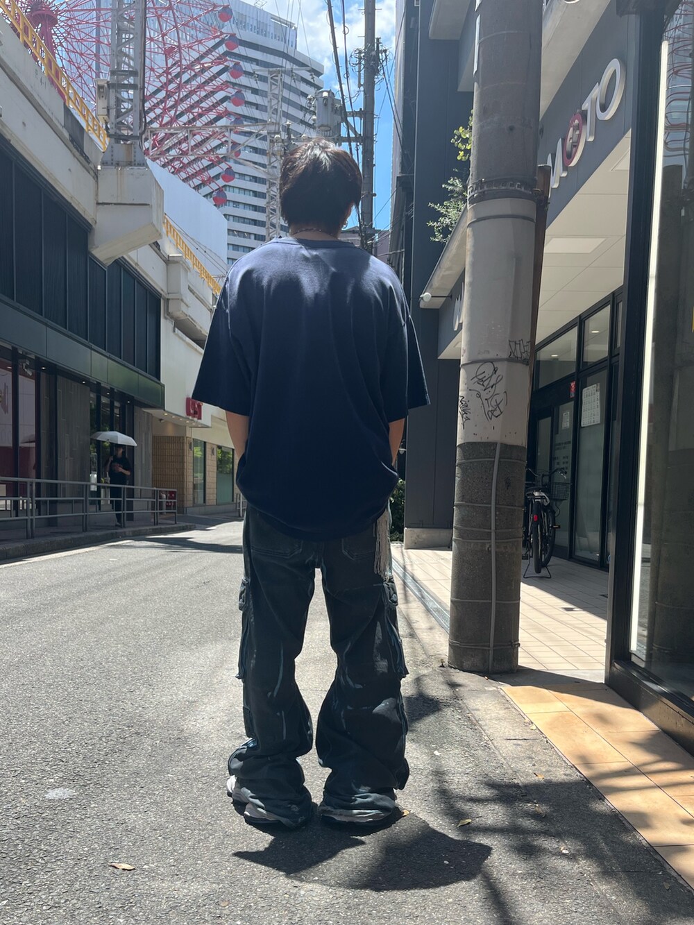 ブルー系のTシャツ/カットソーを着用したメンズの夏コーディネートの2枚目の写真