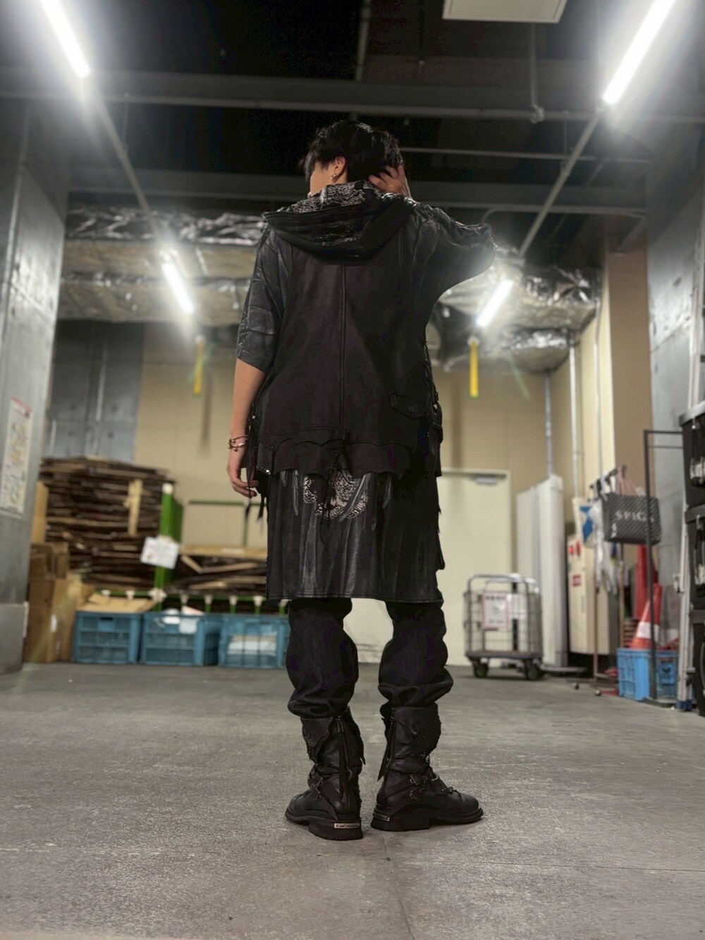 ブラック系のその他アウターを着用したメンズの秋コーディネートの2枚目の写真