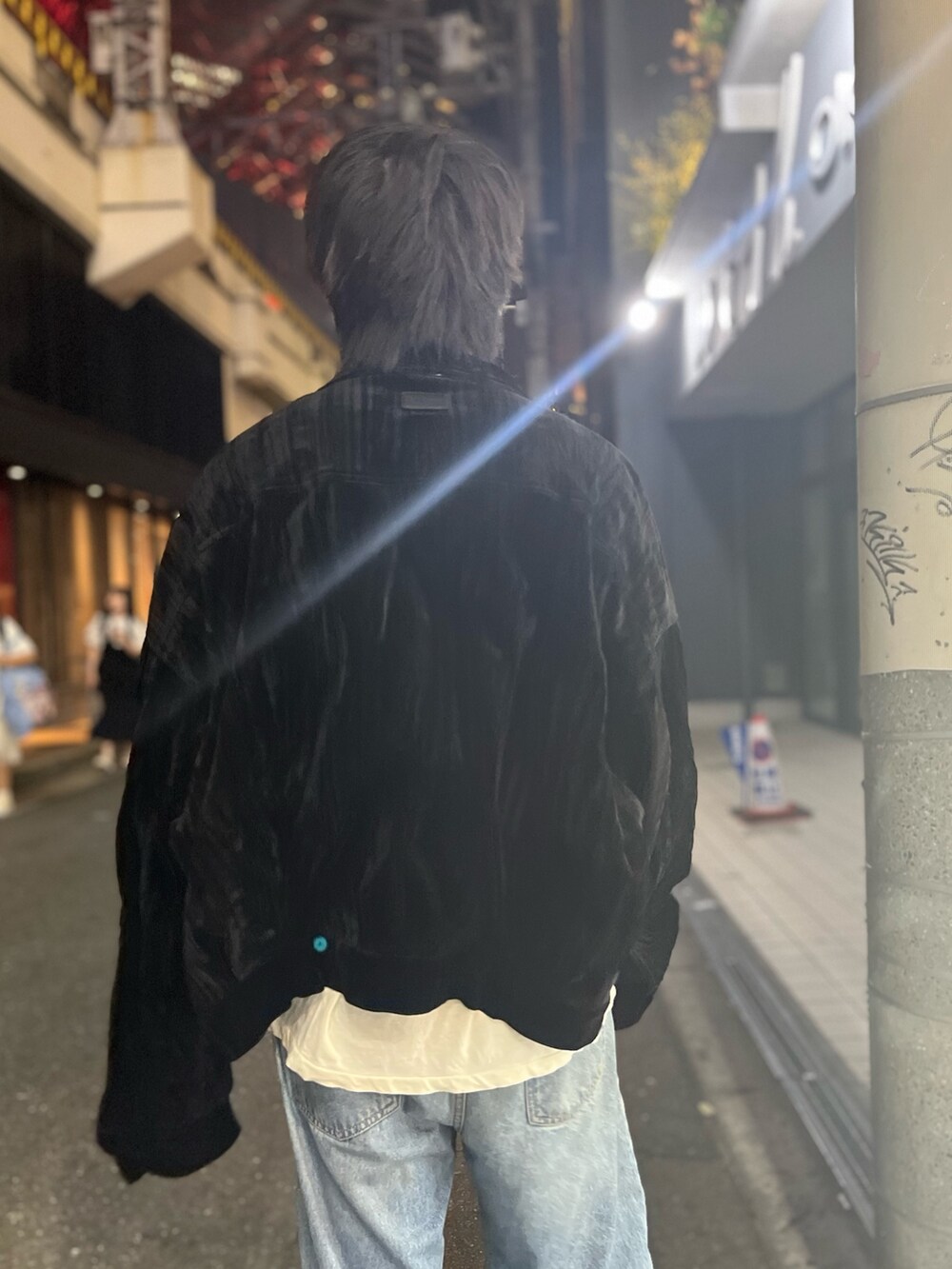 ブラック系のジャケット/アウターを着用したメンズの秋コーディネートの3枚目の写真