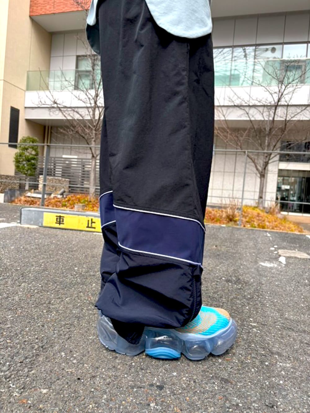 ブルー系のブルゾン、ブラック系のその他パンツ、その他のTシャツ/カットソーを着用したメンズの春コーディネートの3枚目の写真