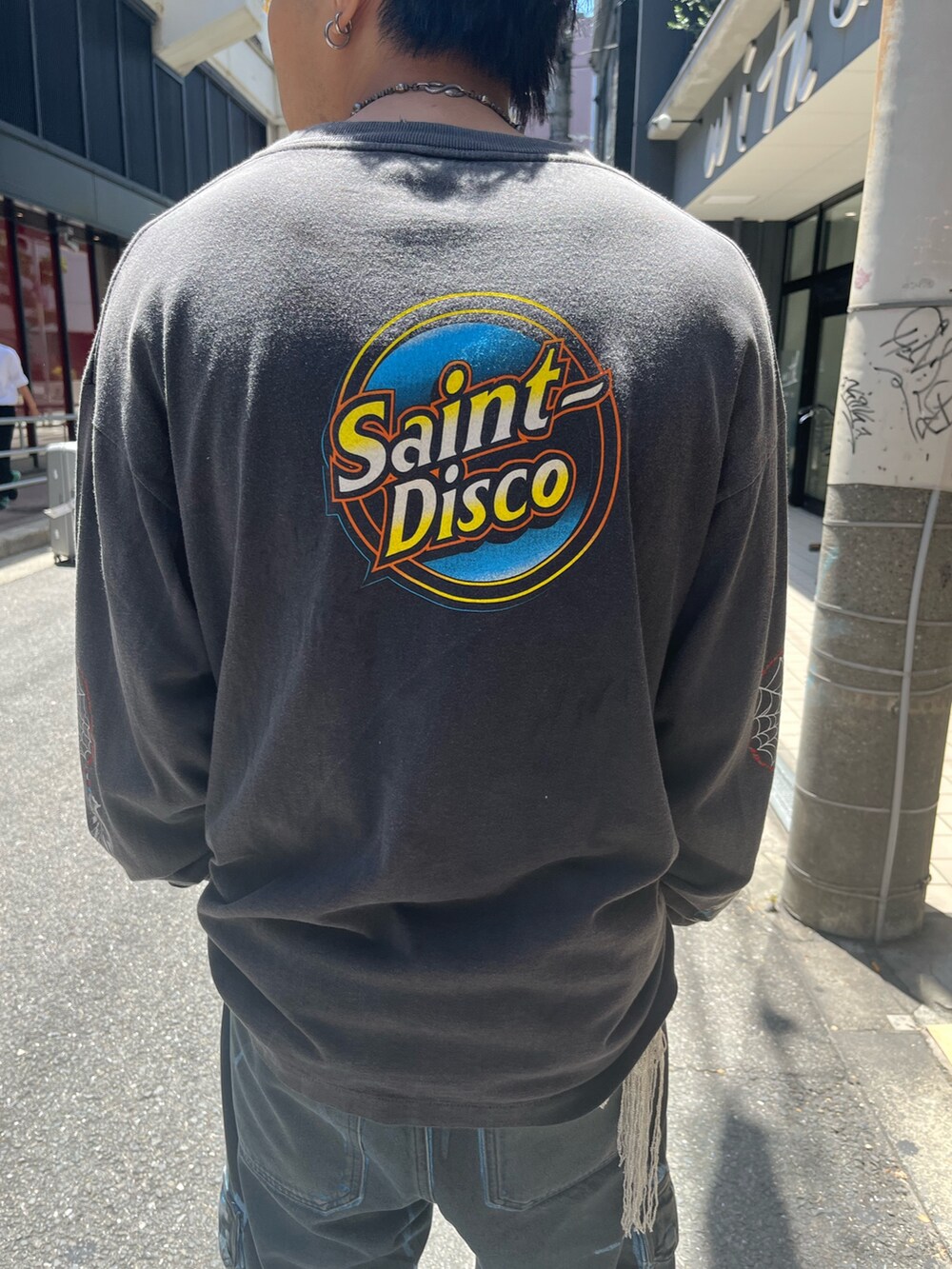ブラック系のTシャツ/カットソーを着用したメンズの夏コーディネートの3枚目の写真