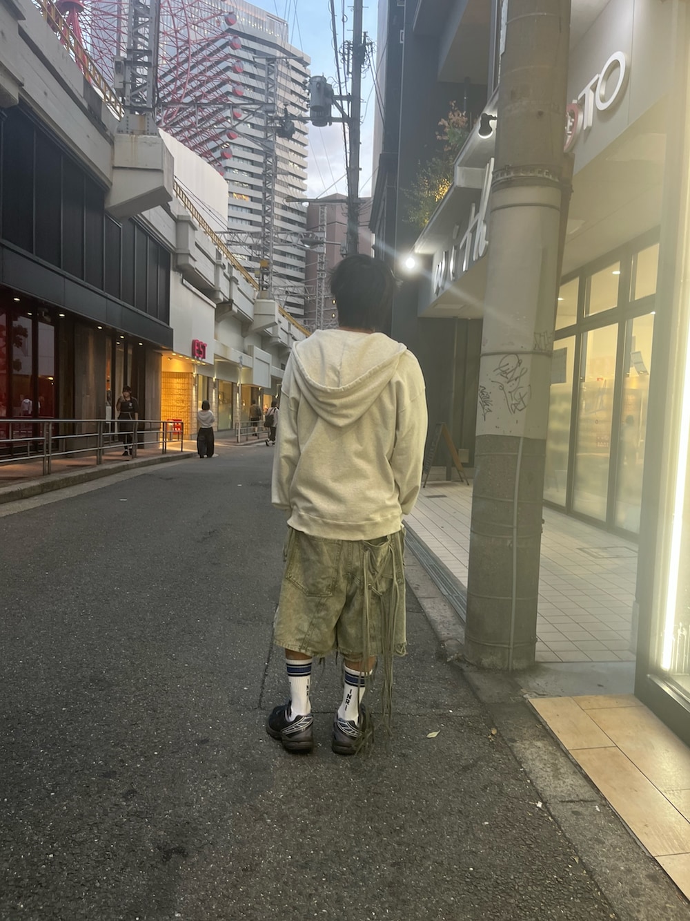 ホワイト系のパーカーを着用したメンズの秋コーディネートの2枚目の写真