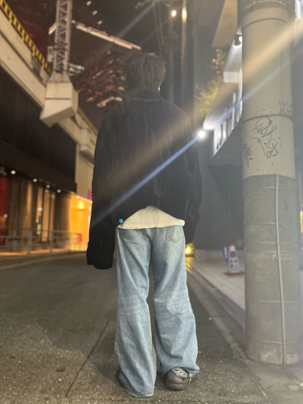 ブラック系のジャケット/アウターを着用したメンズの秋コーディネートの4枚目の写真