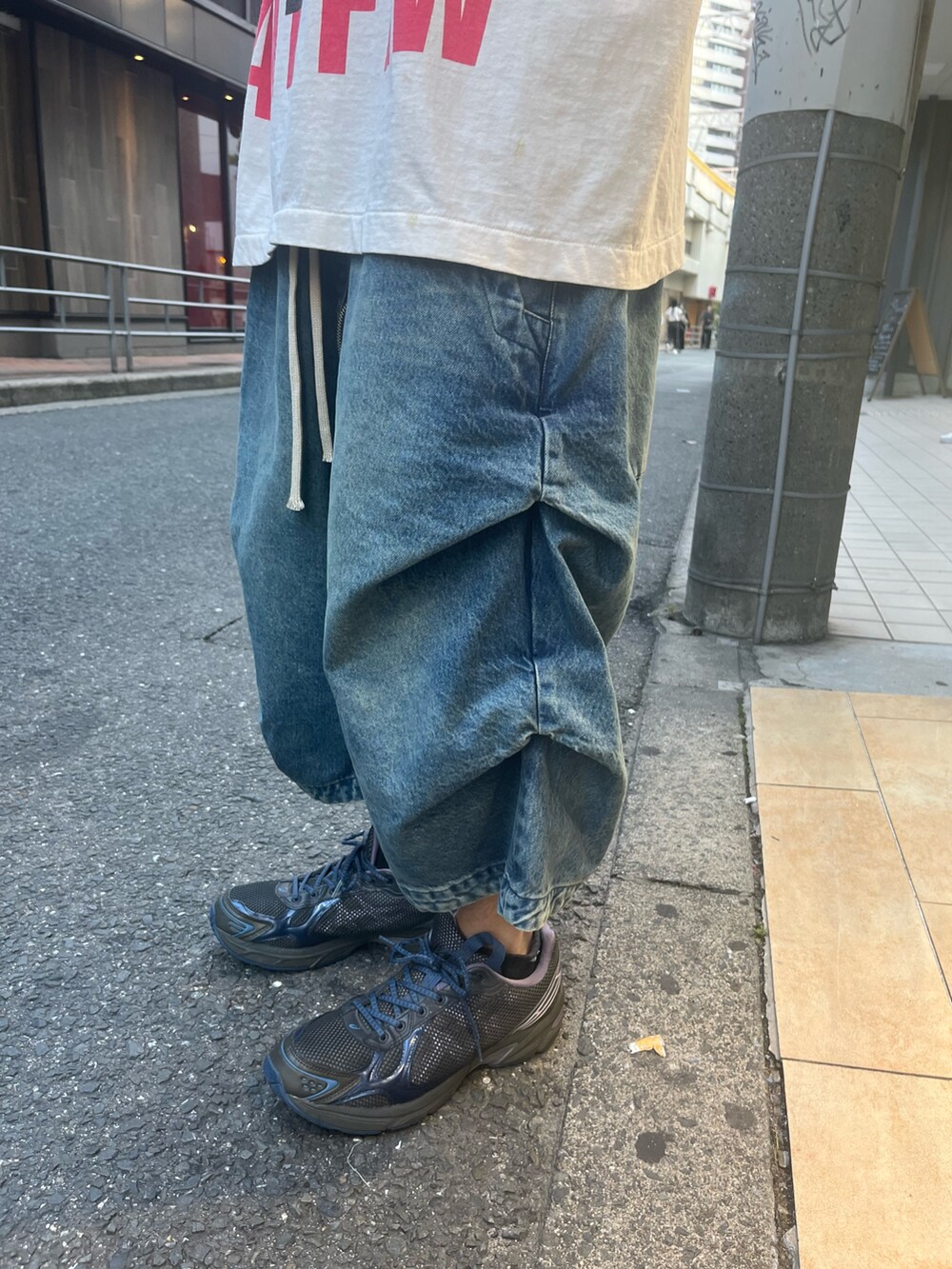 ホワイト系のTシャツ/カットソー、ブルー系のデニムパンツを着用したメンズの夏コーディネートの4枚目の写真