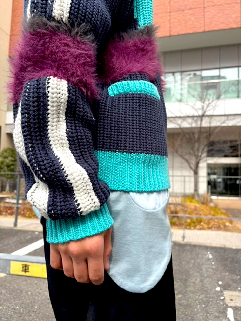 ブルー系のブルゾン、ブラック系のその他パンツ、その他のTシャツ/カットソーを着用したメンズの春コーディネートの2枚目の写真