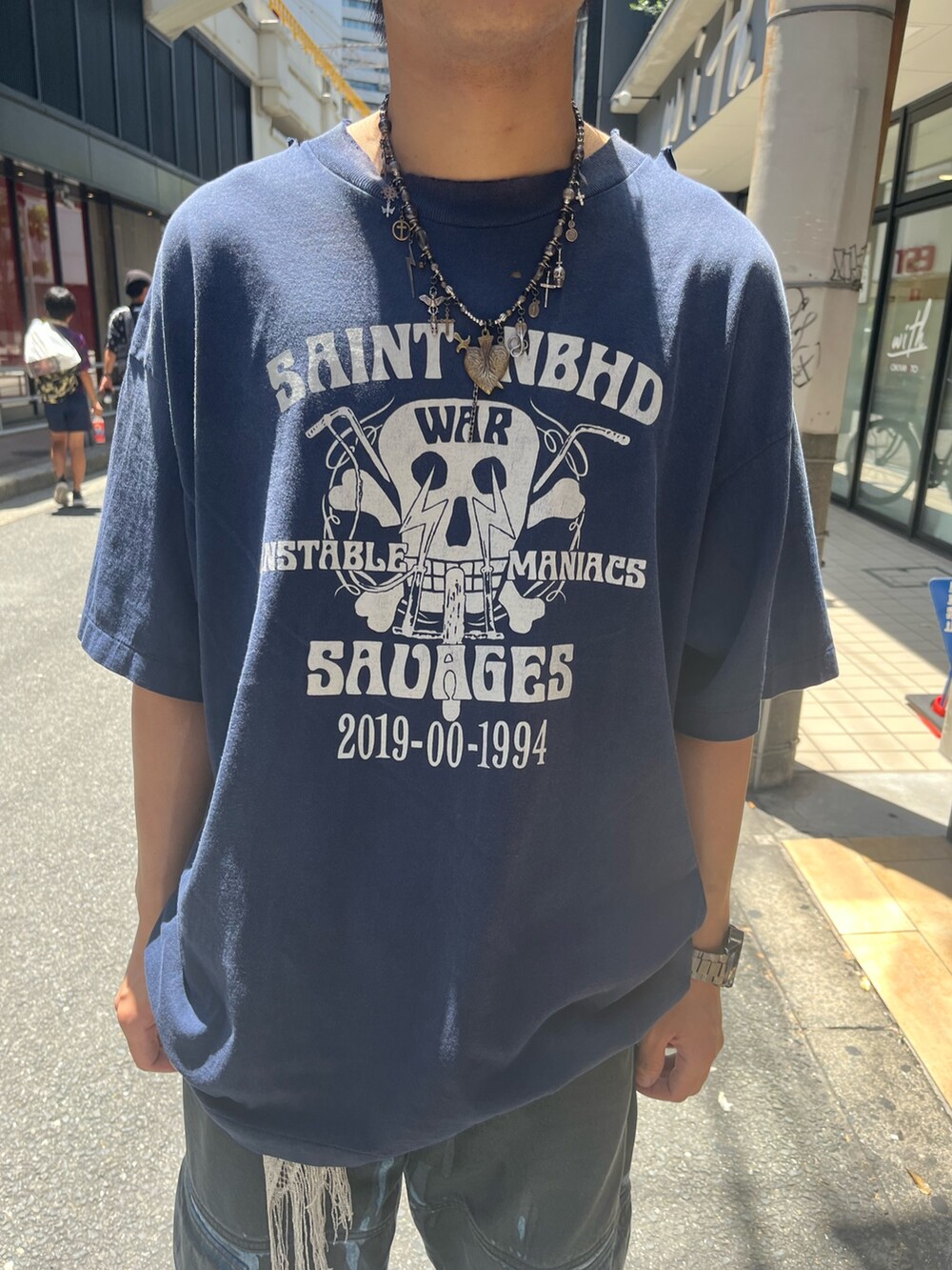 ブルー系のTシャツ/カットソーを着用したメンズの夏コーディネートの3枚目の写真