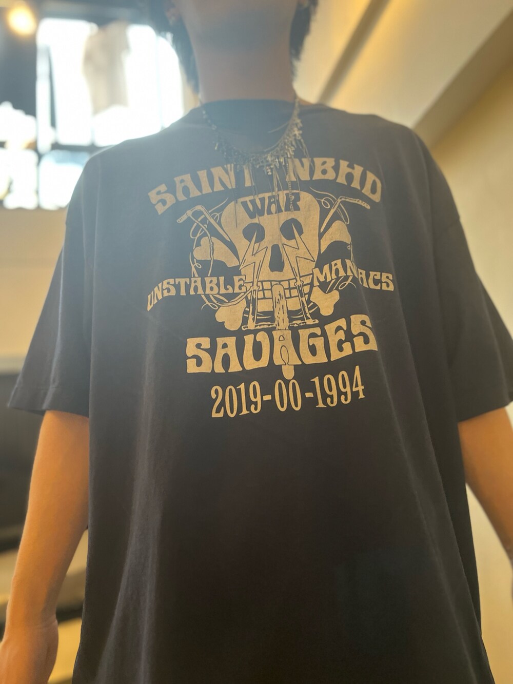ブルー系のTシャツ/カットソー、グリーン系のその他パンツを着用したメンズの夏コーディネートの3枚目の写真