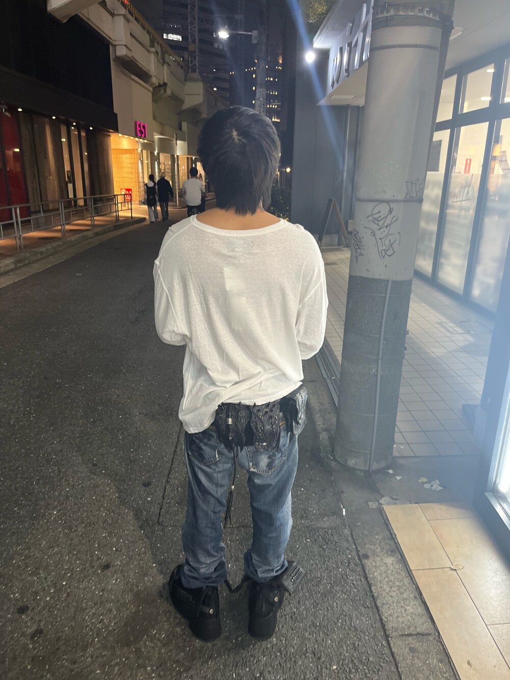 ホワイト系のTシャツ/カットソーを着用したメンズの秋コーディネートの3枚目の写真