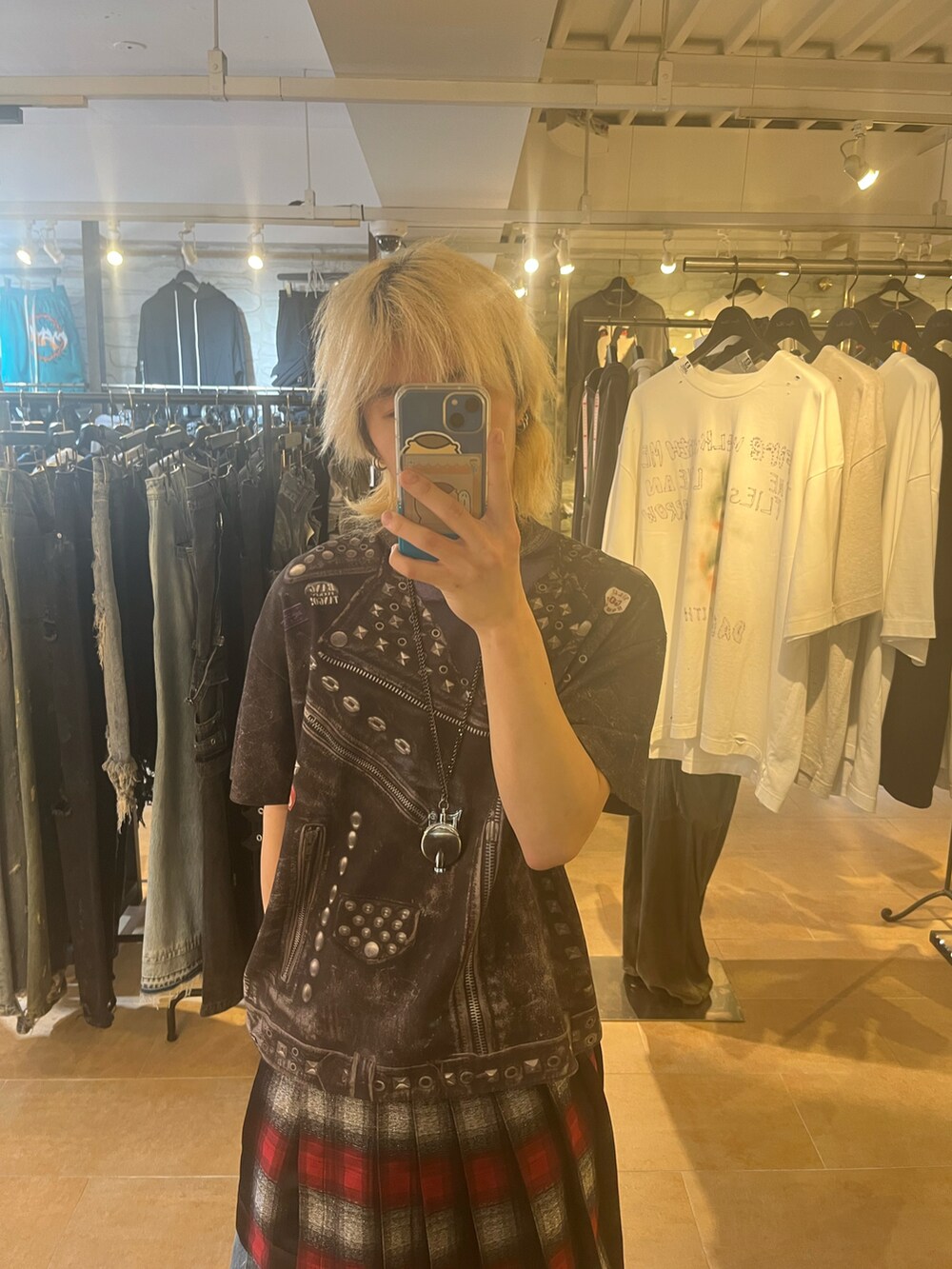 ブラック系のシャツ/ブラウス、レッド系のスカート、ブルー系のパンツを着用したメンズの春コーディネートの2枚目の写真