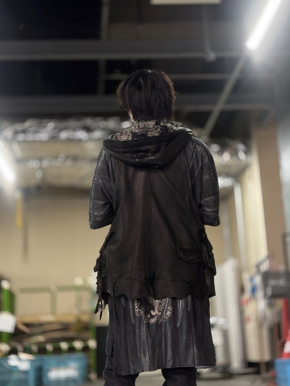 ブラック系のその他アウターを着用したメンズの秋コーディネートの3枚目の写真