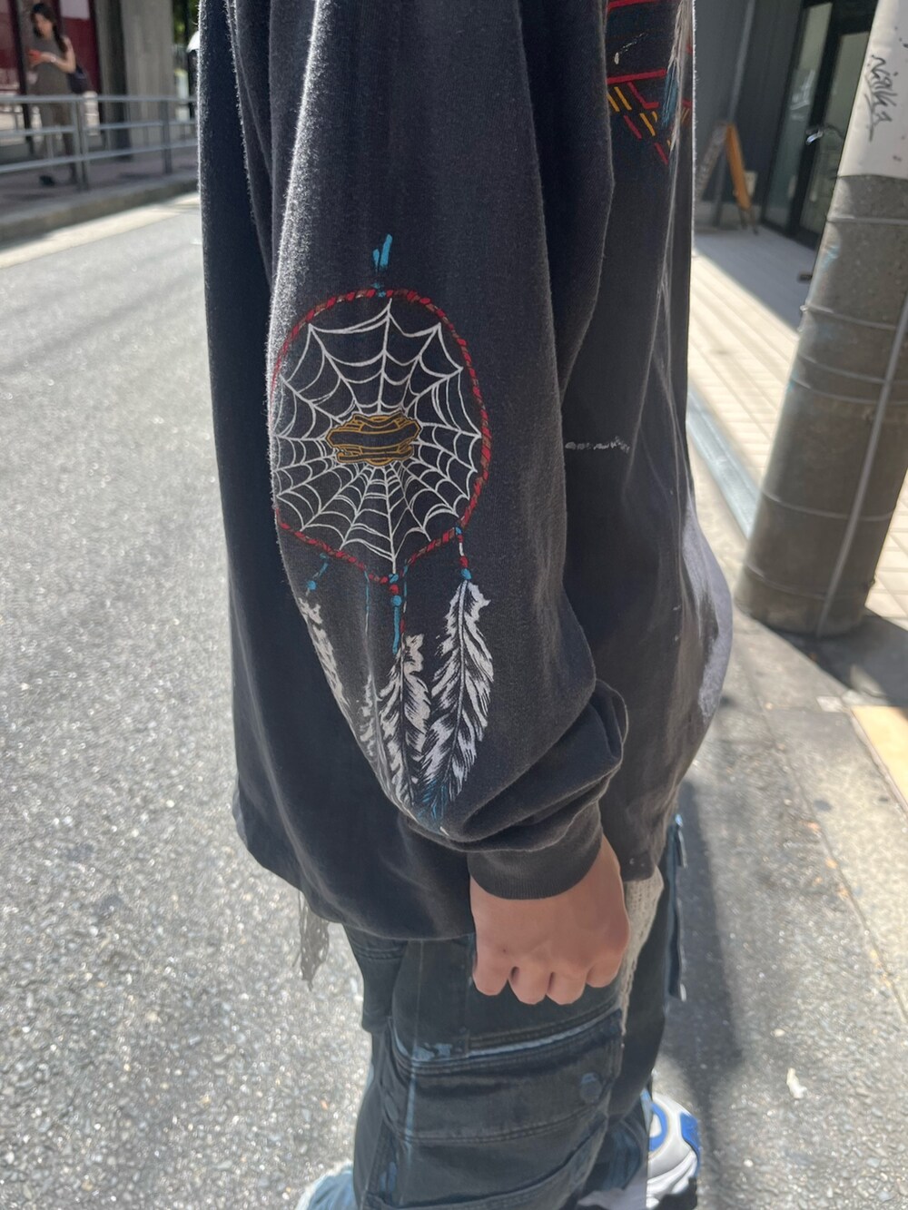 ブラック系のTシャツ/カットソーを着用したメンズの夏コーディネートの4枚目の写真