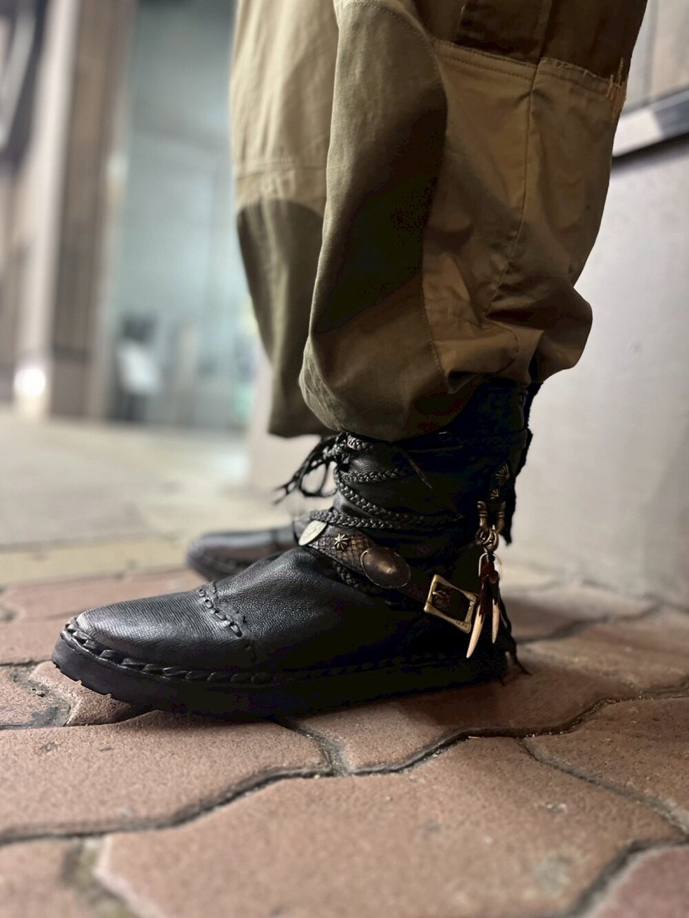 ホワイト系のTシャツ/カットソーを着用したメンズの夏コーディネートの4枚目の写真