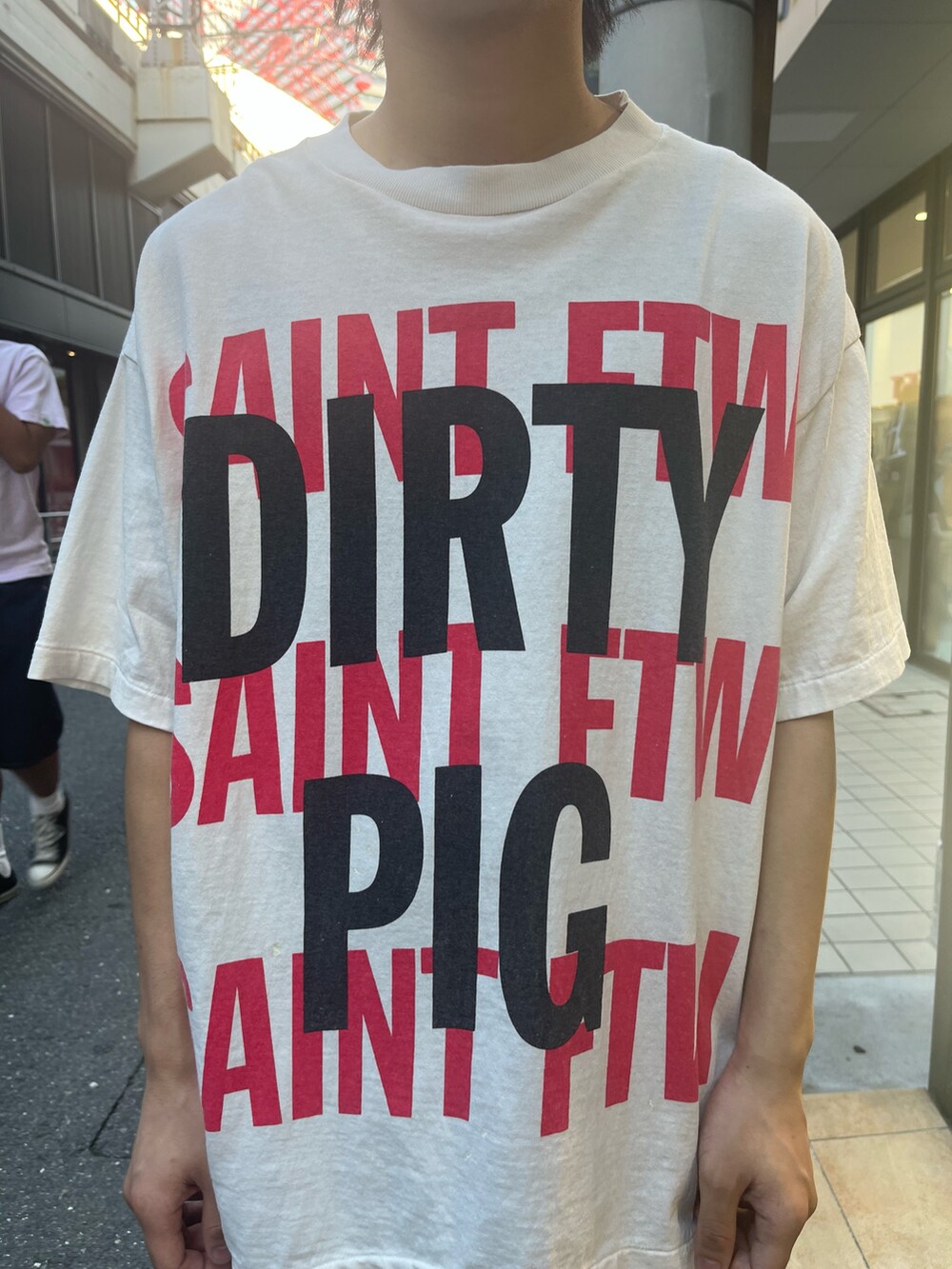 ホワイト系のTシャツ/カットソー、ブルー系のデニムパンツを着用したメンズの夏コーディネートの3枚目の写真