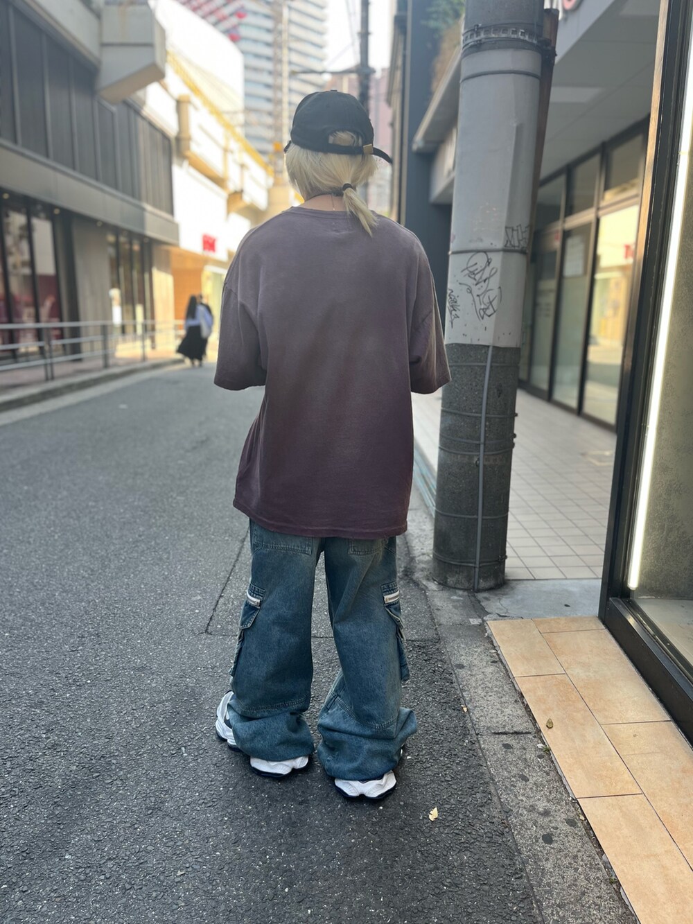 ブラウン系のTシャツ/カットソー、ブルー系のデニムパンツを着用したメンズの春コーディネートの2枚目の写真