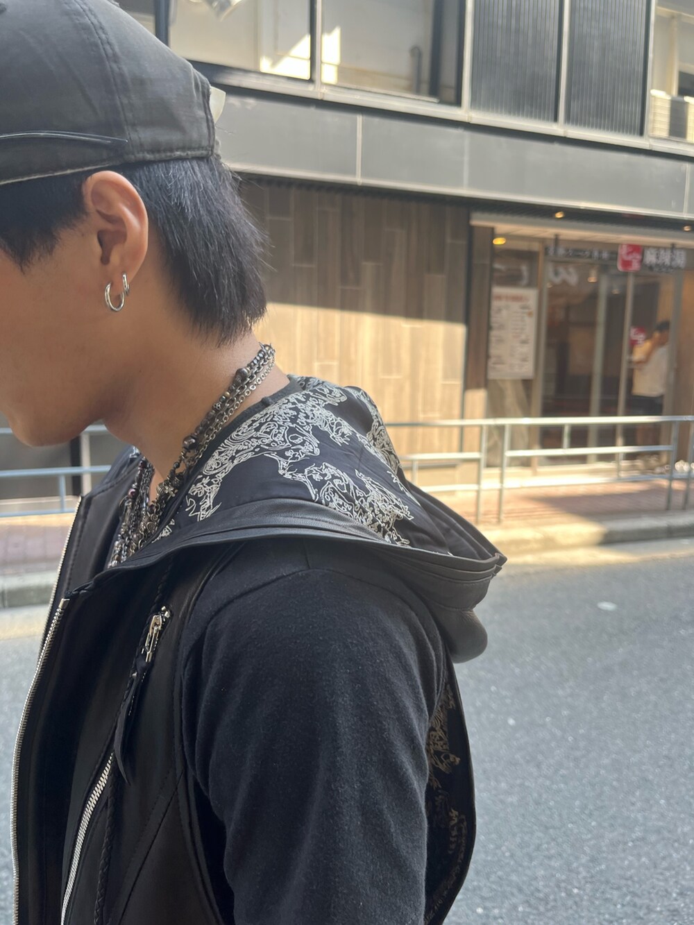 ブラック系のその他トップスを着用したメンズの夏コーディネートの4枚目の写真