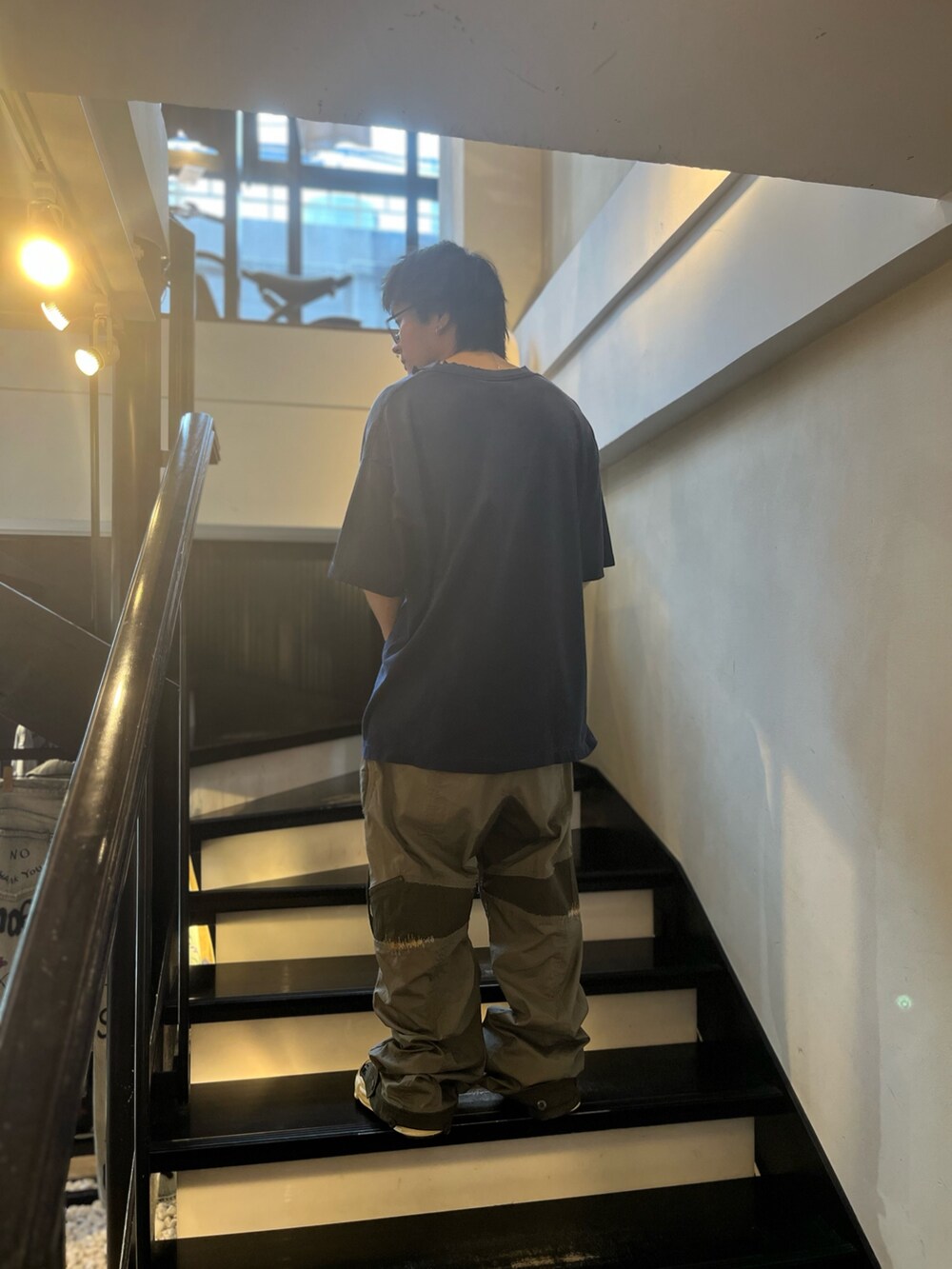ブルー系のTシャツ/カットソー、グリーン系のその他パンツを着用したメンズの夏コーディネートの2枚目の写真