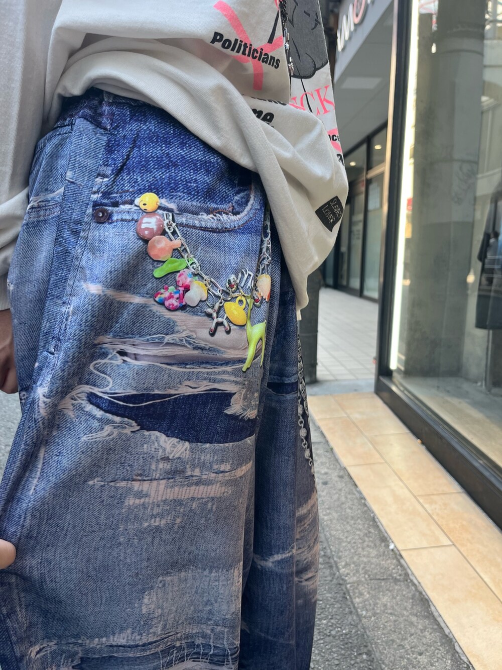 ホワイト系のTシャツ/カットソー、ブルー系のその他パンツを着用したメンズの夏コーディネートの3枚目の写真