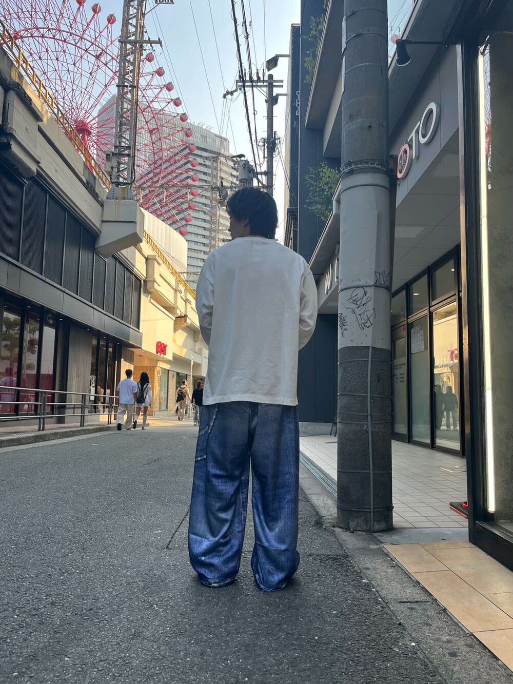 ホワイト系のTシャツ/カットソー、ブルー系のその他パンツを着用したメンズの夏コーディネートの2枚目の写真