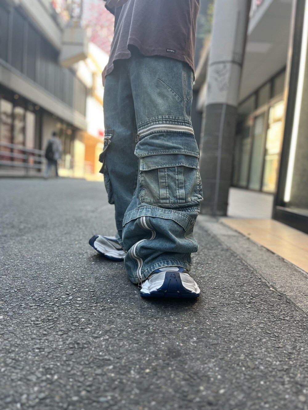 ブラウン系のTシャツ/カットソー、ブルー系のデニムパンツを着用したメンズの春コーディネートの4枚目の写真