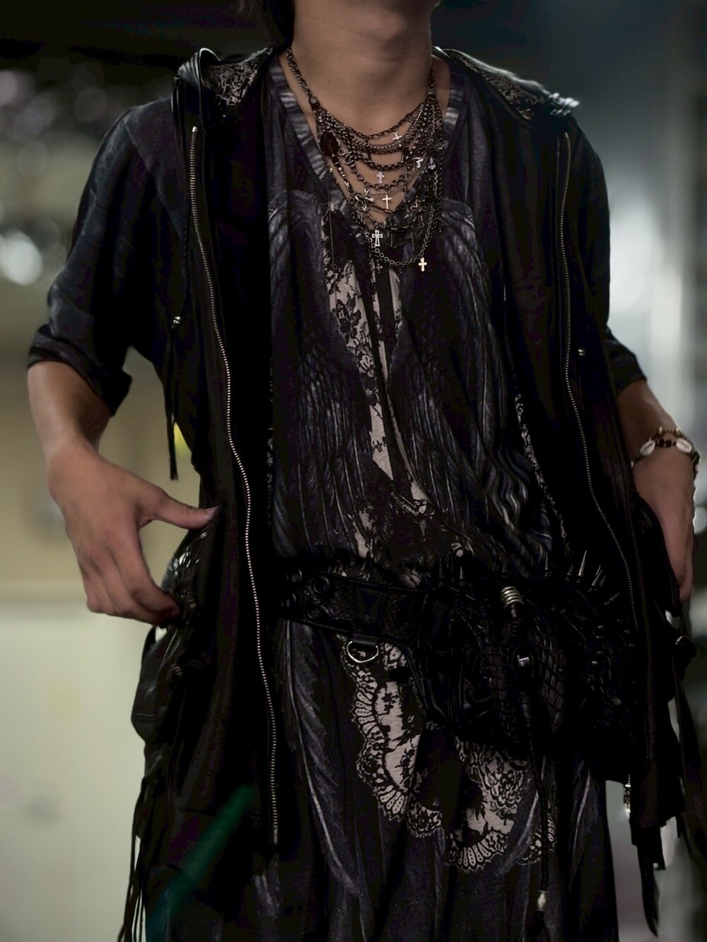 ブラック系のその他アウターを着用したメンズの秋コーディネートの4枚目の写真