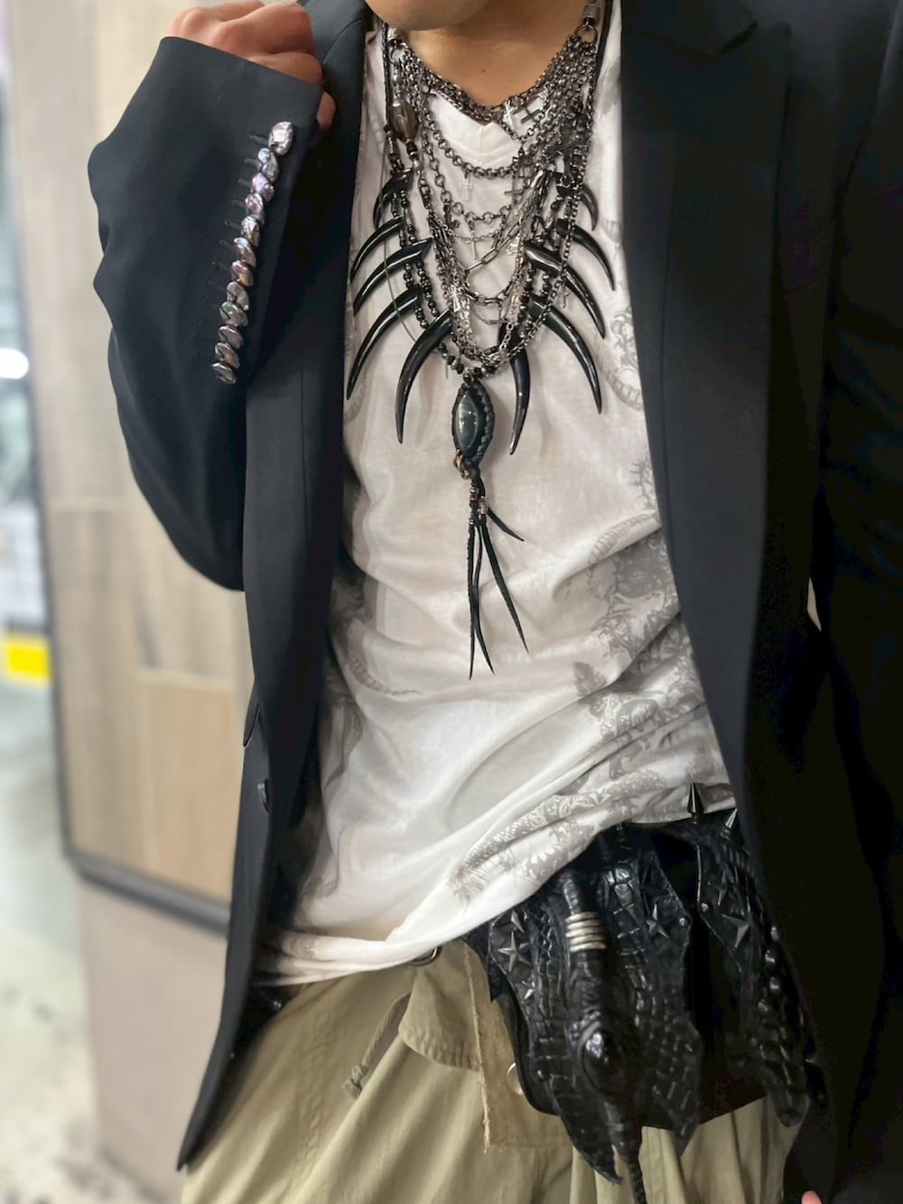 ホワイト系のTシャツ/カットソーを着用したメンズの夏コーディネートの2枚目の写真