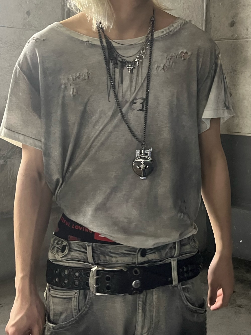 「デニムシャツ、スニーカー、春コーデ、カジュアルコーデ、春ファッション、スニーカーコーデ」｜「LTSのアイテム（Tシャツ/カットソー、グレー系）」を使った、lllbale13さん（骨格ストレート・メンズ・165cm）の春コーディネートの3枚目の写真