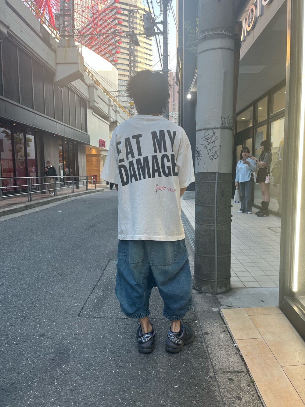 ホワイト系のTシャツ/カットソー、ブルー系のデニムパンツを着用したメンズの夏コーディネートの2枚目の写真