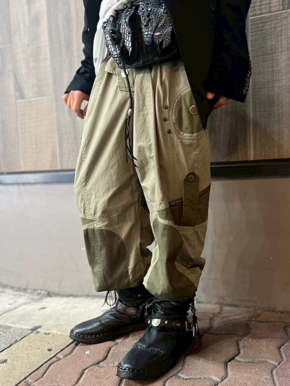 ホワイト系のTシャツ/カットソーを着用したメンズの夏コーディネートの3枚目の写真