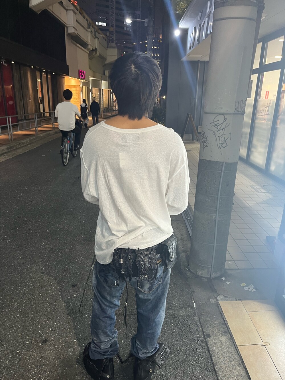 ホワイト系のTシャツ/カットソーを着用したメンズの秋コーディネートの4枚目の写真