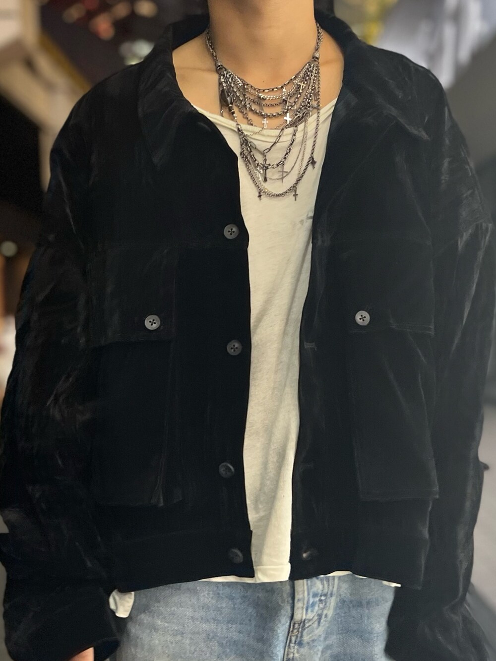 ブラック系のジャケット/アウターを着用したメンズの秋コーディネートの2枚目の写真