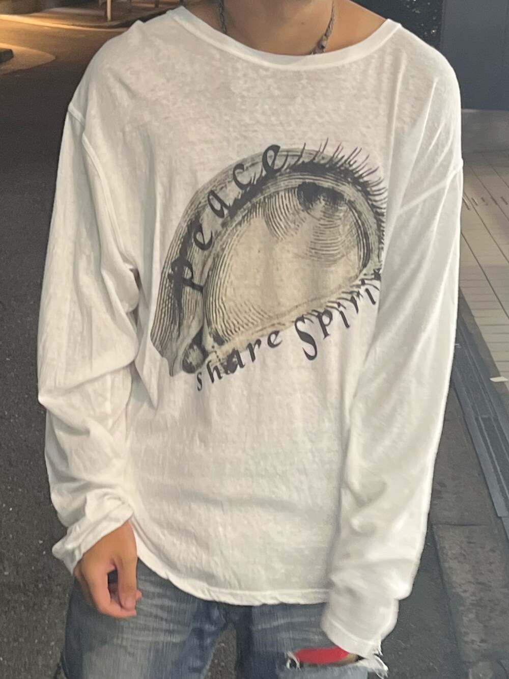 ホワイト系のTシャツ/カットソーを着用したメンズの秋コーディネートの2枚目の写真