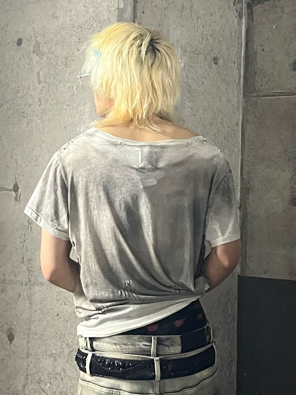「デニムシャツ、スニーカー、春コーデ、カジュアルコーデ、春ファッション、スニーカーコーデ」｜「LTSのアイテム（Tシャツ/カットソー、グレー系）」を使った、lllbale13さん（骨格ストレート・メンズ・165cm）の春コーディネートの4枚目の写真