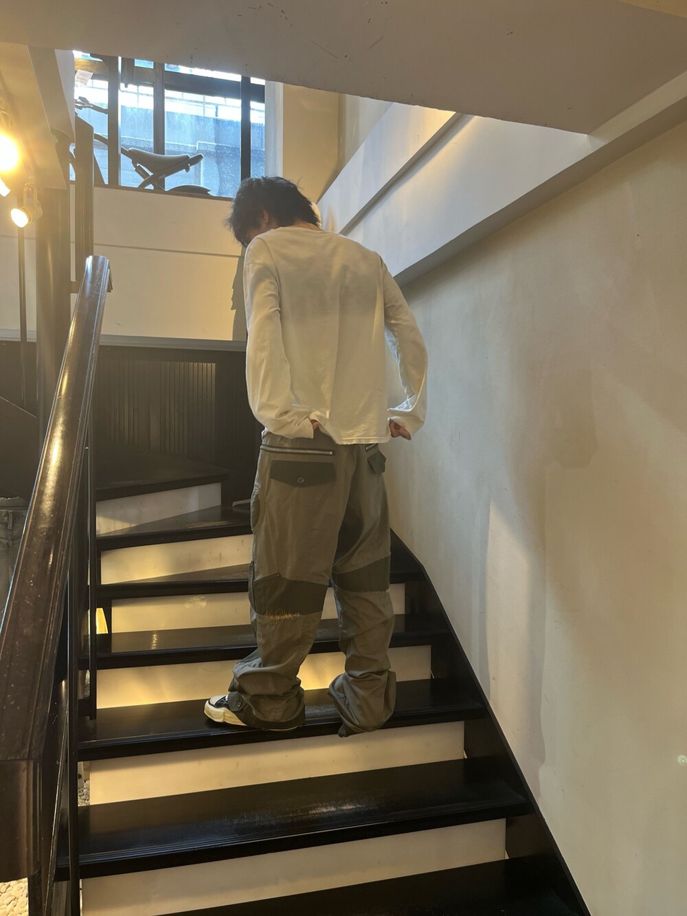 グリーン系のその他パンツ、ブラック系のスニーカーを着用したメンズの夏コーディネートの2枚目の写真