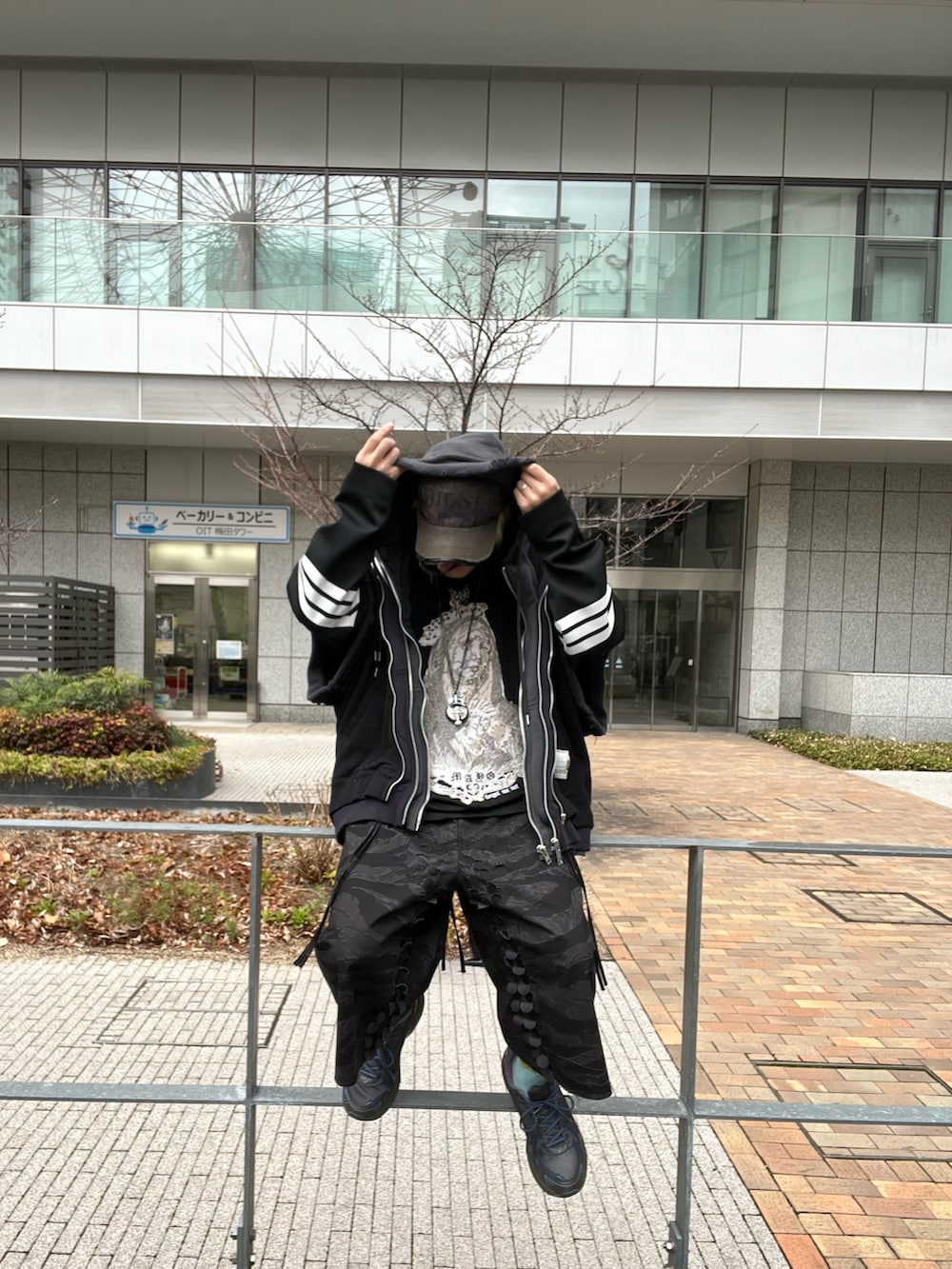 ブラック系のトップス、ブラック系のトップス、ブラック系のパンツを着用したメンズの春コーディネートの2枚目の写真