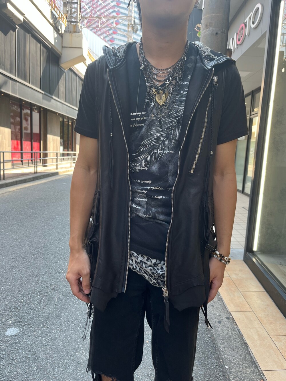 ブラック系のその他トップスを着用したメンズの夏コーディネートの3枚目の写真