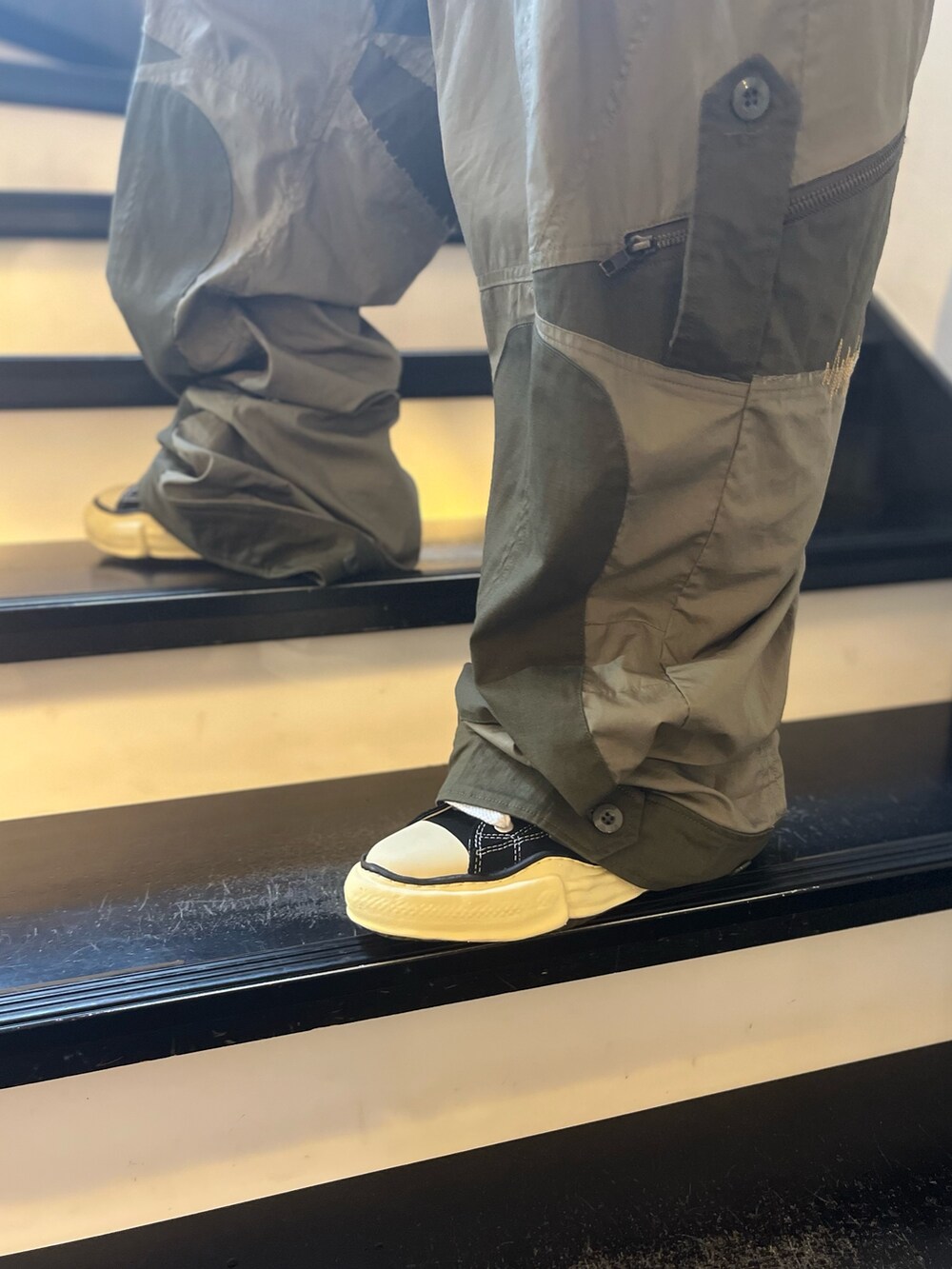 グリーン系のその他パンツ、ブラック系のスニーカーを着用したメンズの夏コーディネートの3枚目の写真