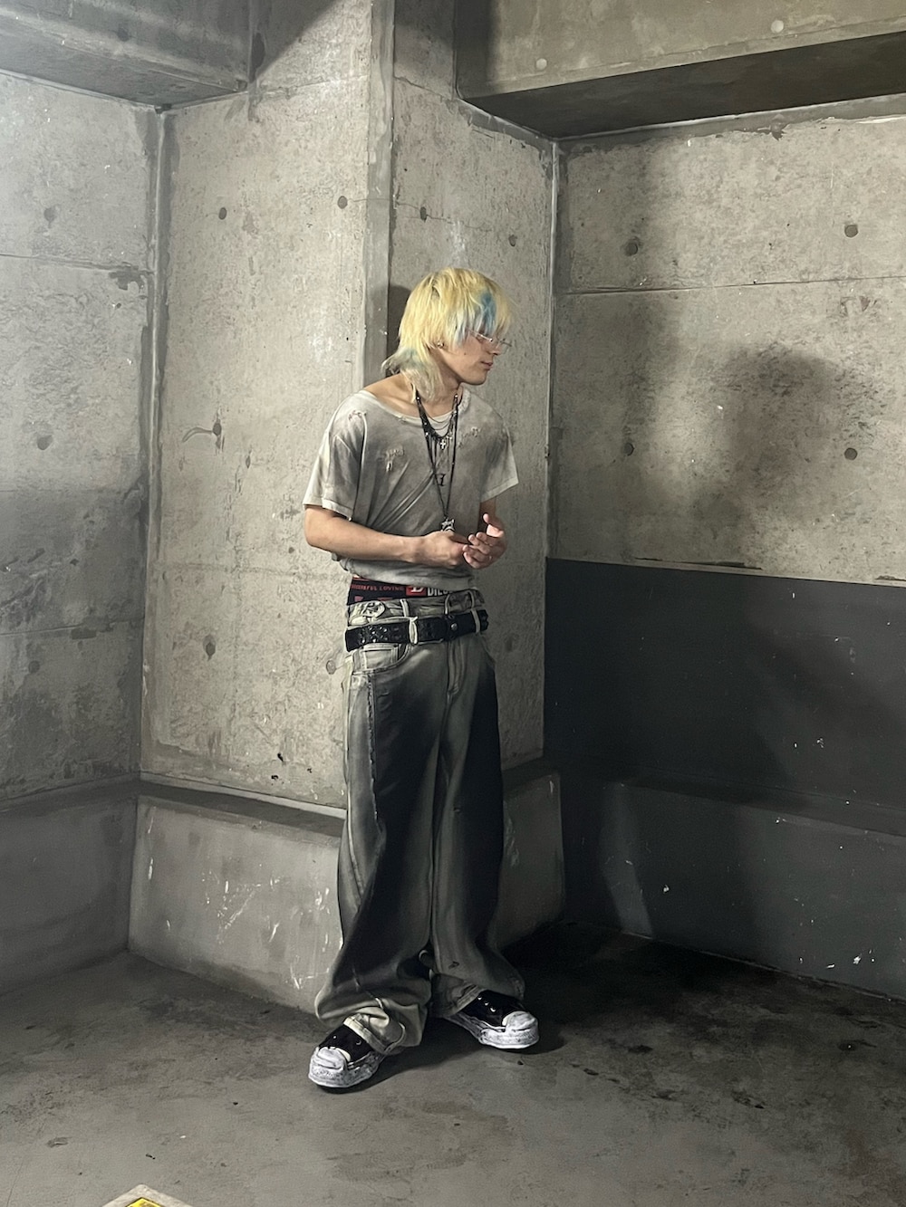 「デニムシャツ、スニーカー、春コーデ、カジュアルコーデ、春ファッション、スニーカーコーデ」｜「LTSのアイテム（Tシャツ/カットソー、グレー系）」を使った、lllbale13さん（骨格ストレート・メンズ・165cm）の春コーディネートの2枚目の写真